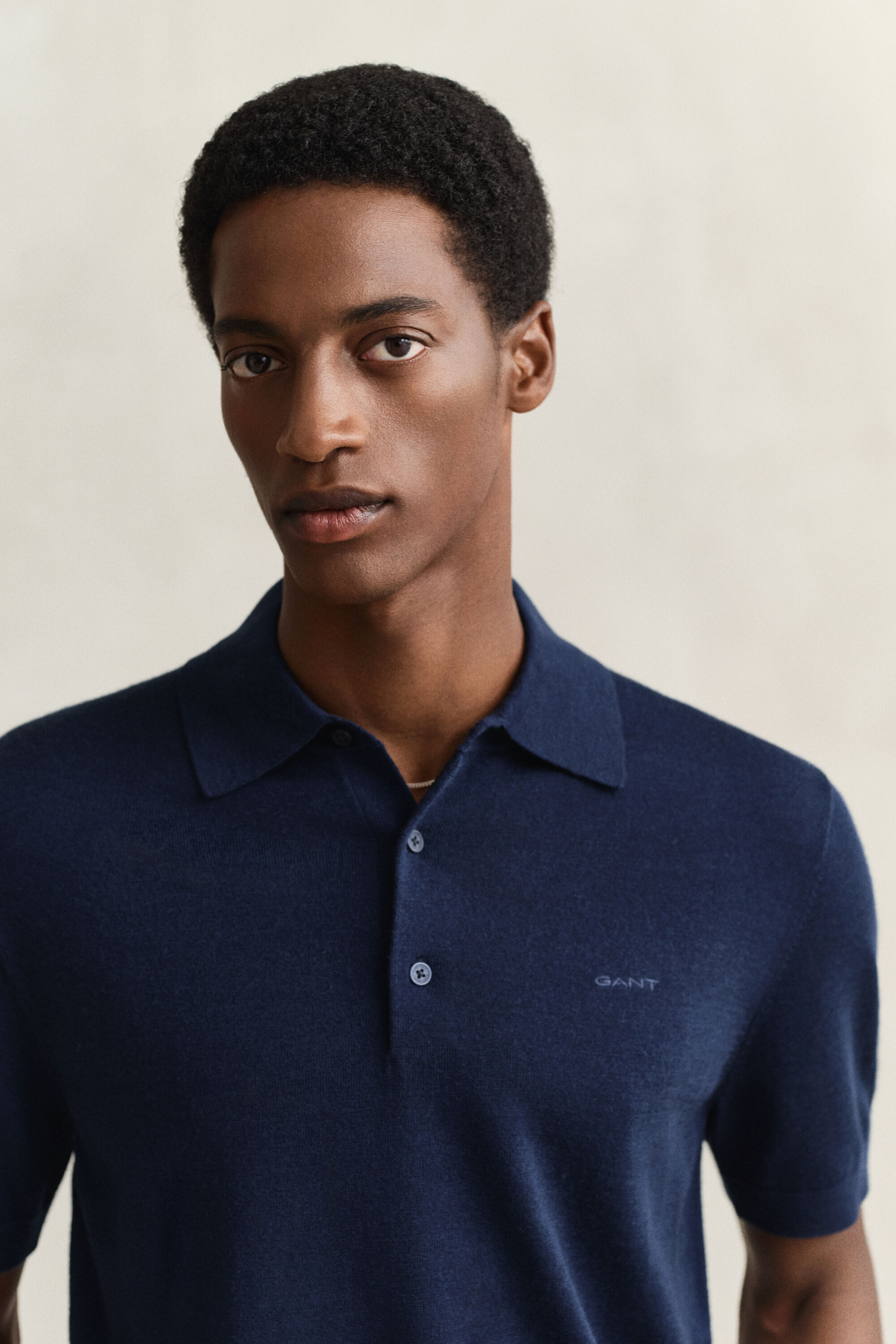 Camisola de malha estilo polo de manga curta em lã de merino extrafina