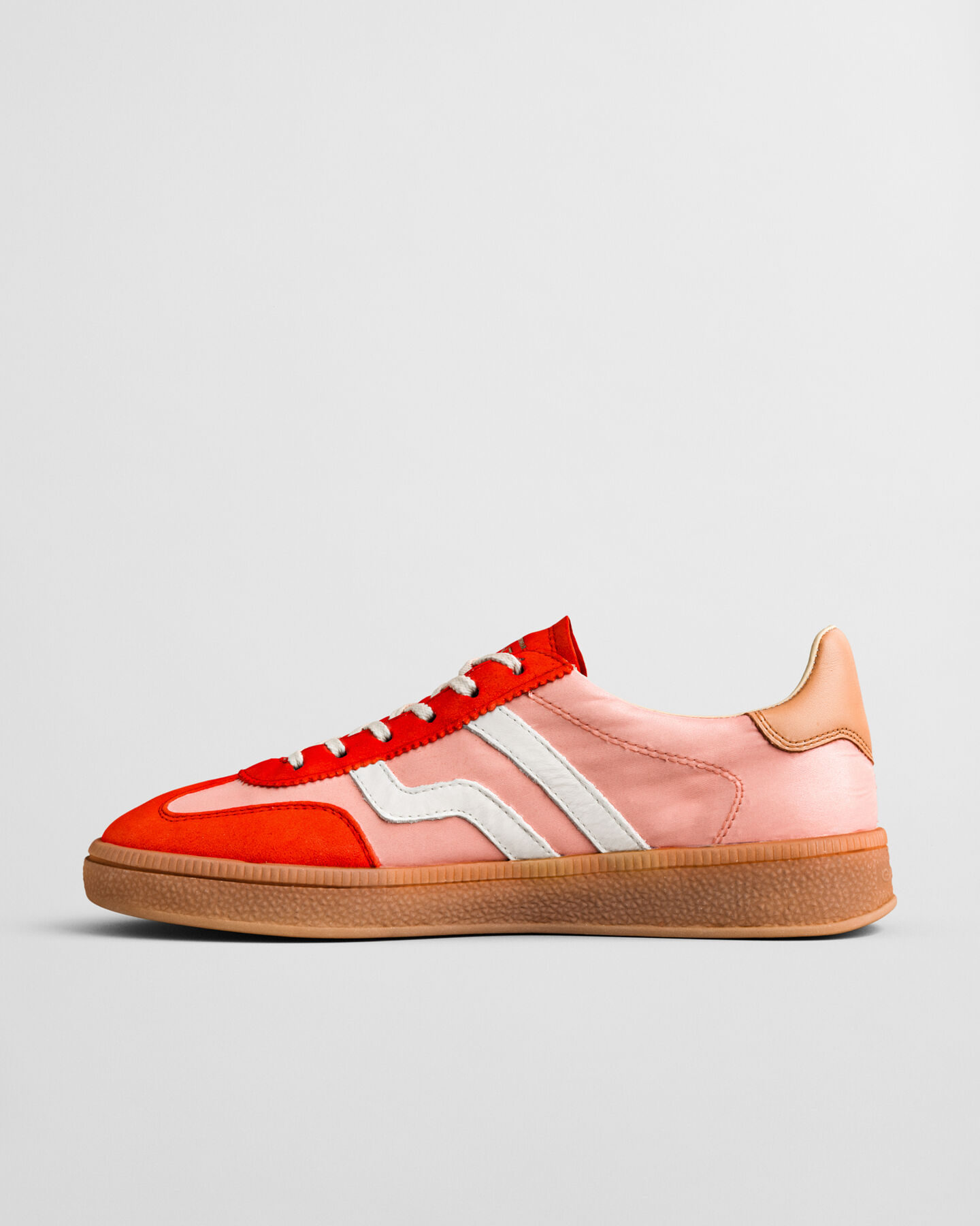 Ténis em camurça e cetim Cuzima