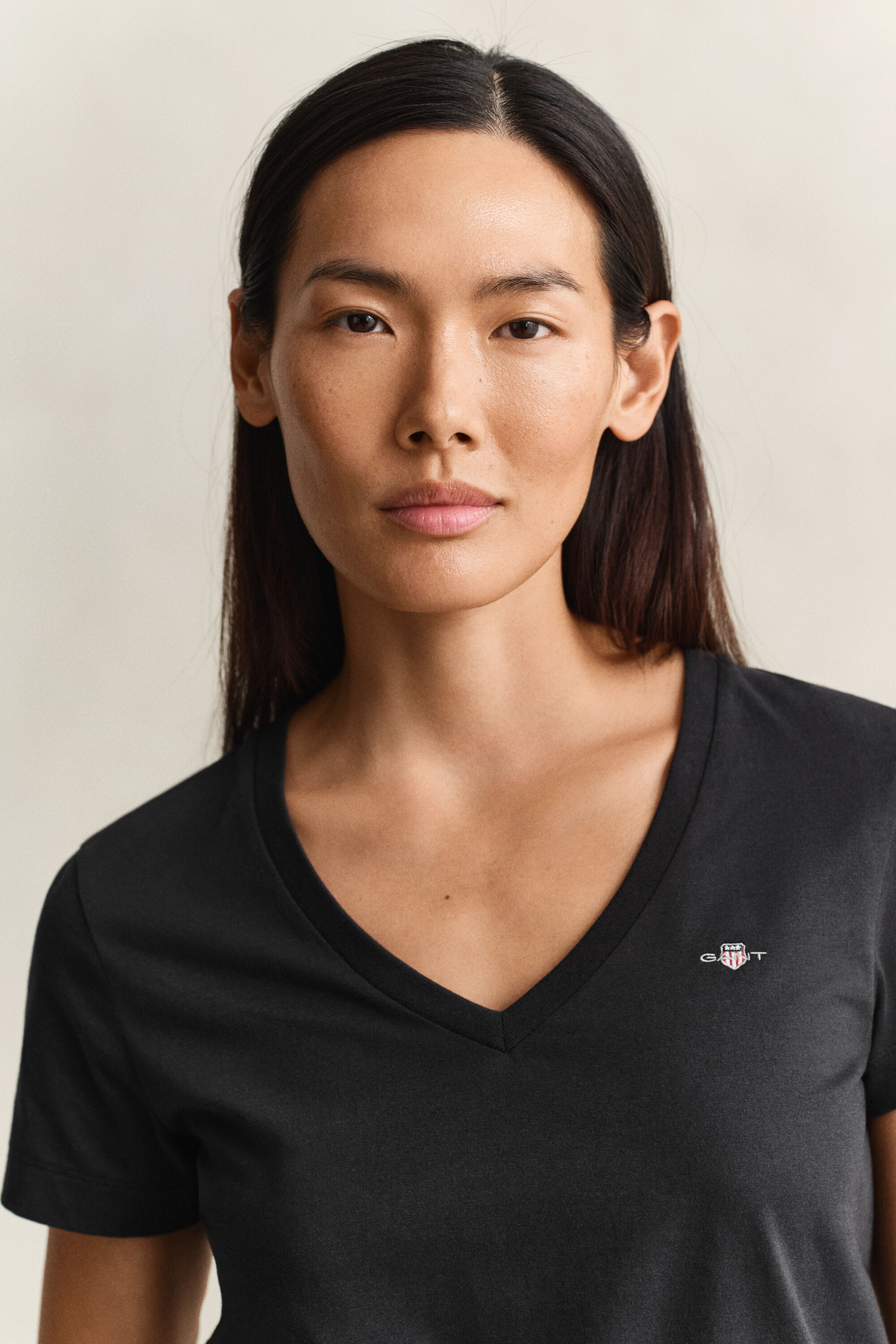 T-shirt com decote em V Shield