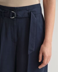 Cal&ccedil;as pelo tornozelo com cinto e perna larga