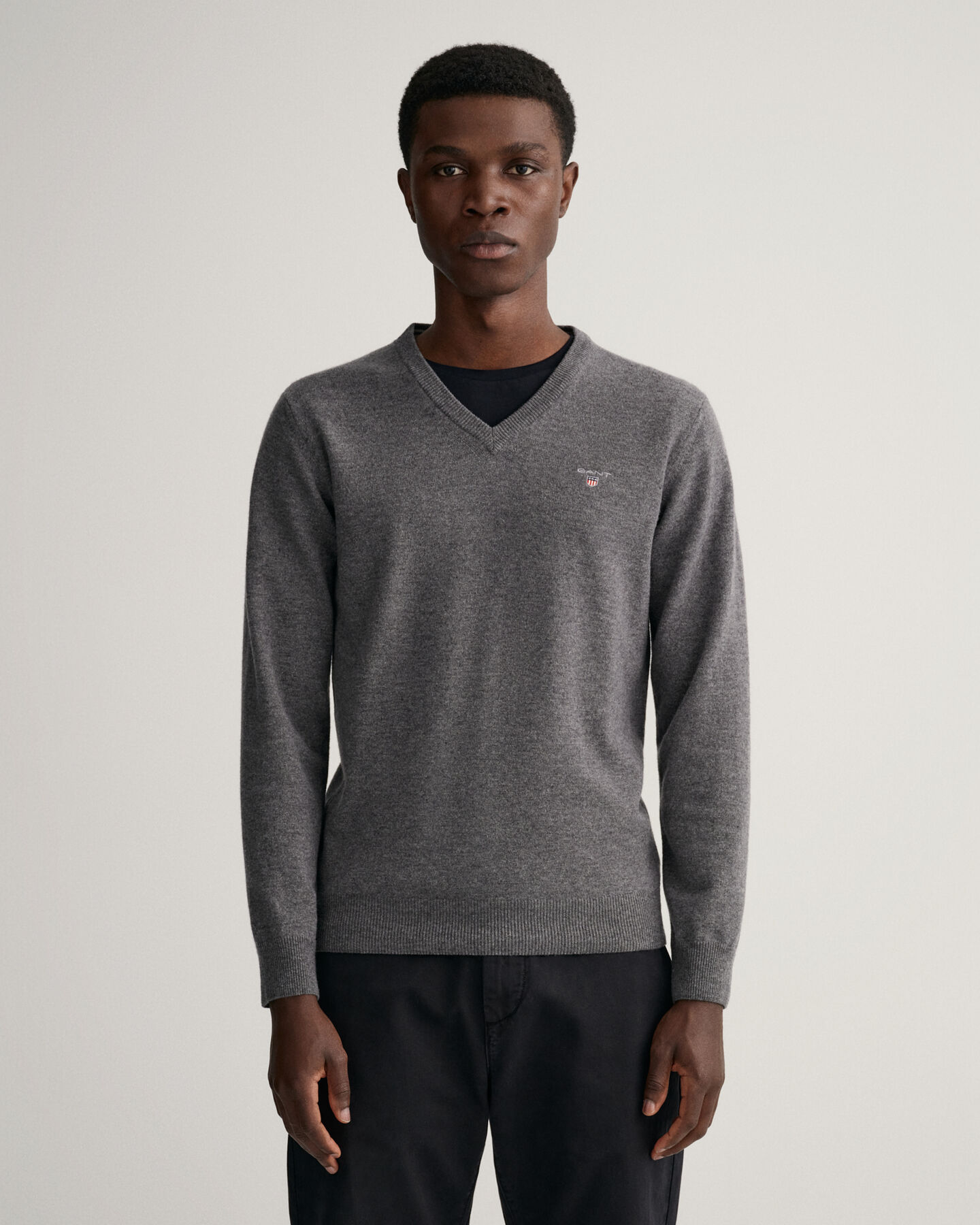 Pulover com decote em V em l&atilde; extrafina