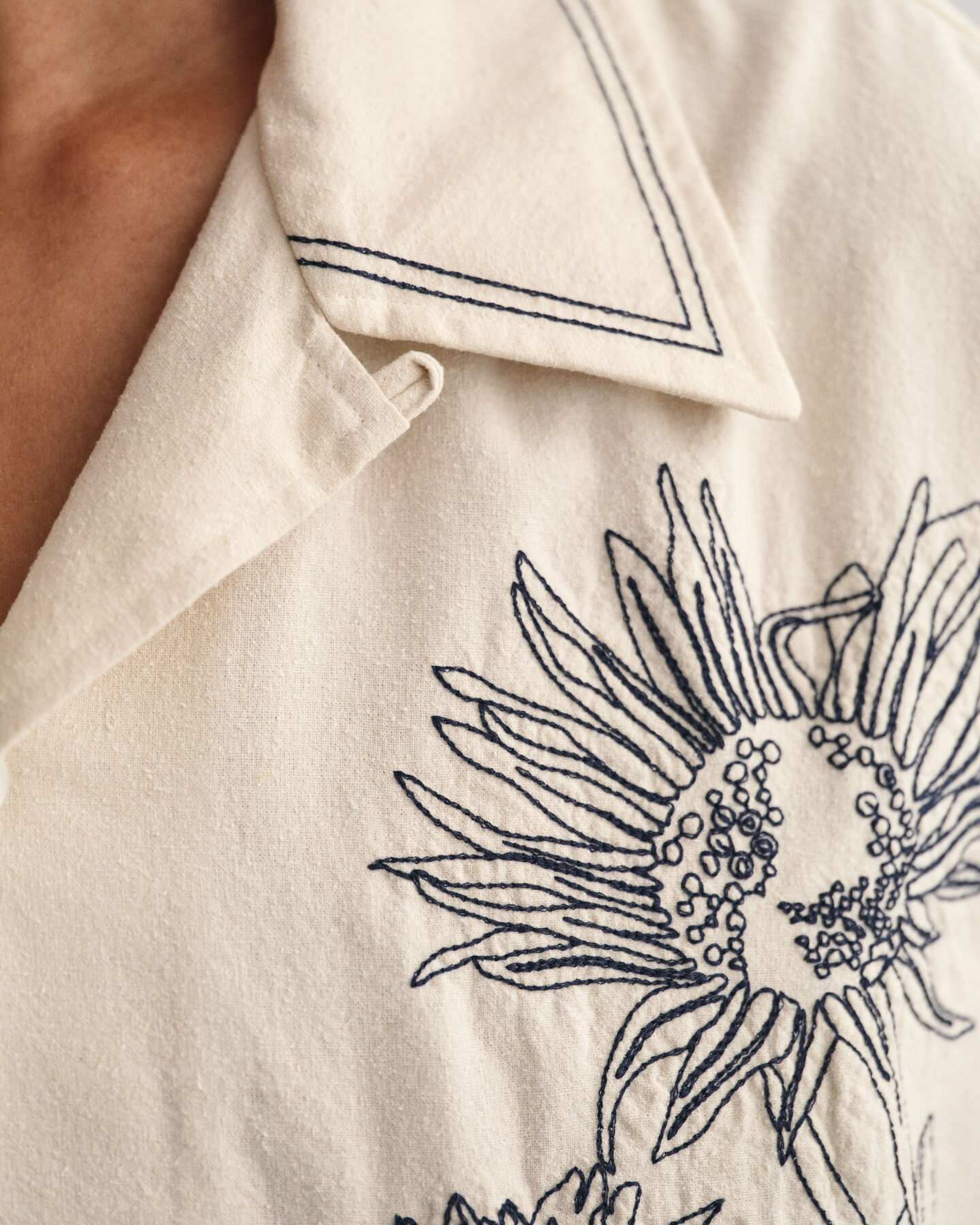 Camisa de manga curta bordada oversized