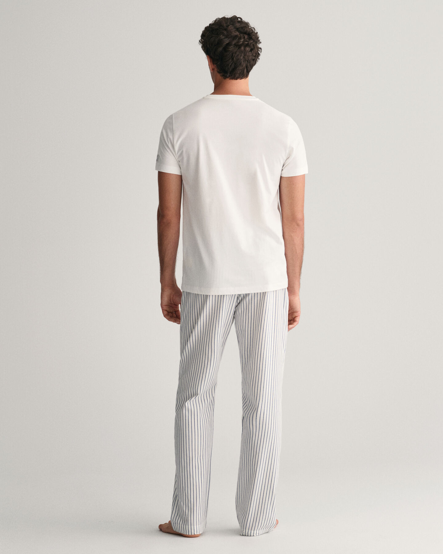 Caixa de presente com calças e t-shirt de pijama às riscas