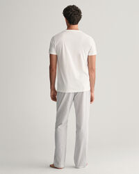 Caixa de presente com calças e t-shirt de pijama às riscas