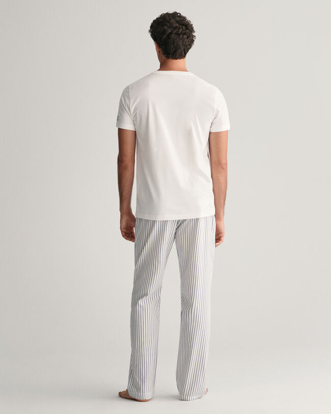 Caixa de presente com calças e t-shirt de pijama às riscas