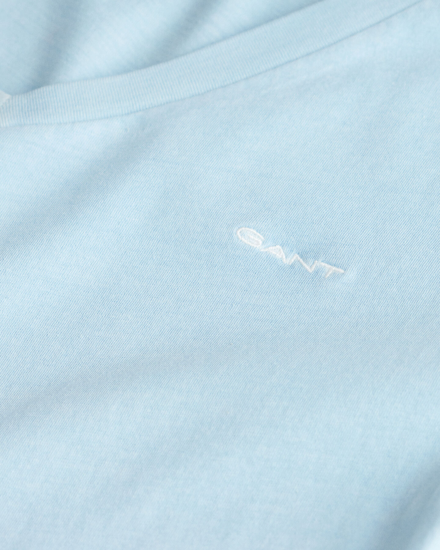 T-shirt com decote em V Sunfaded