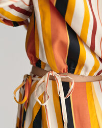 Camisa &agrave;s riscas com atilhos relaxed fit