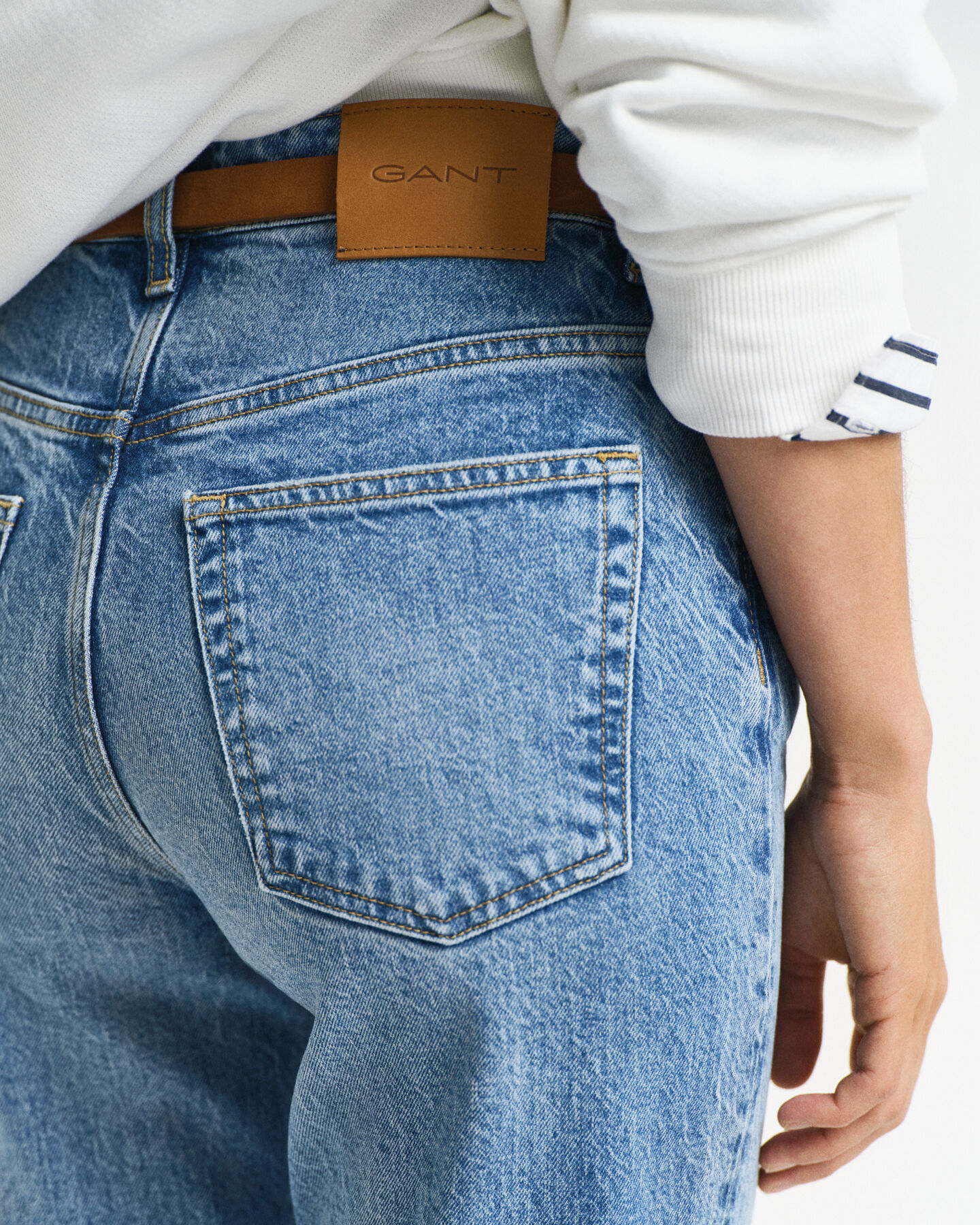 Calças de ganga pelo tornozelo com perna a direito