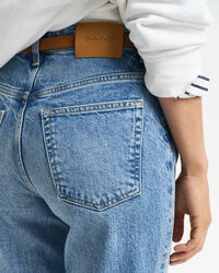 Calças de ganga pelo tornozelo com perna a direito