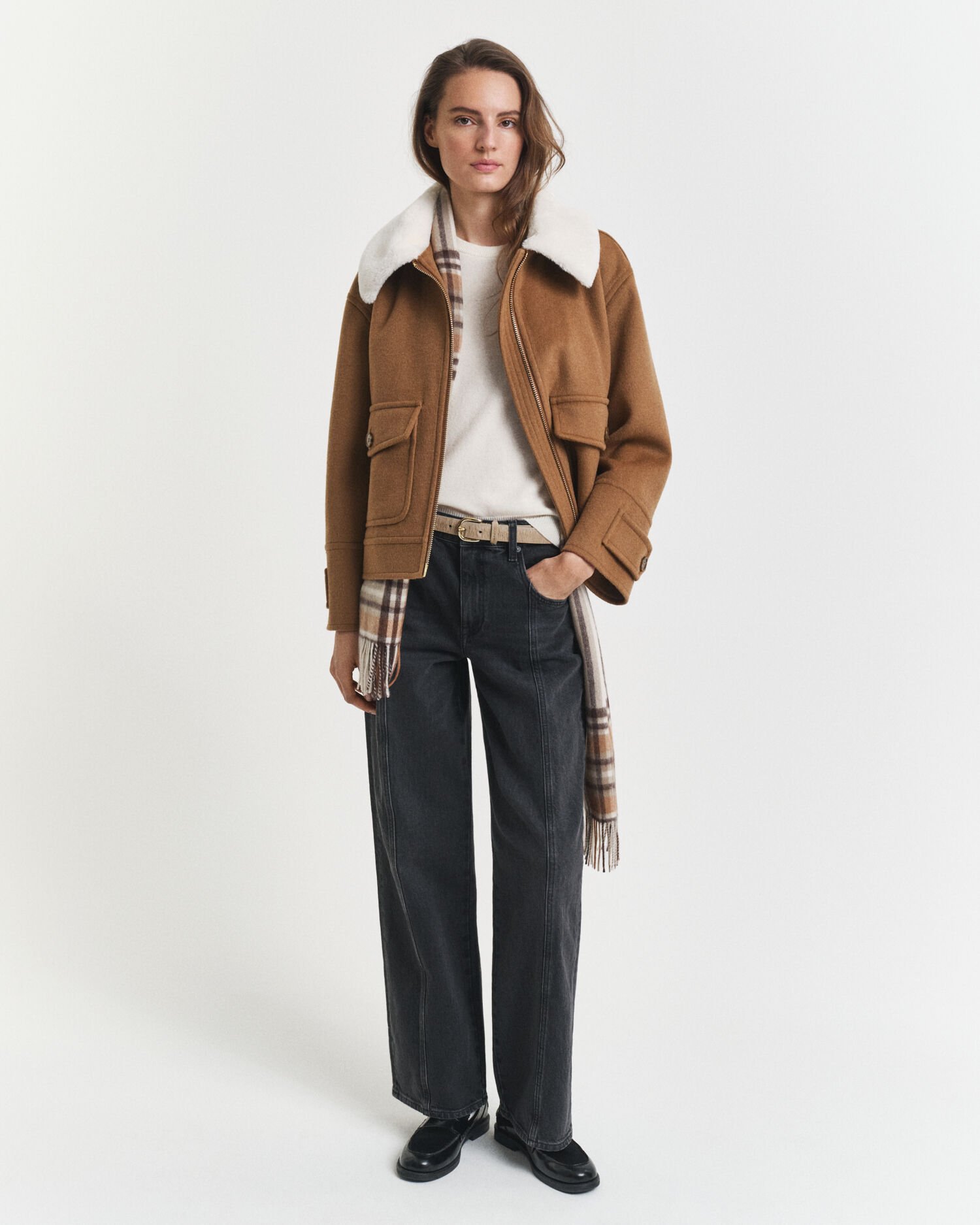 Camisola de malha com decote redondo e manga curta em lã extrafina