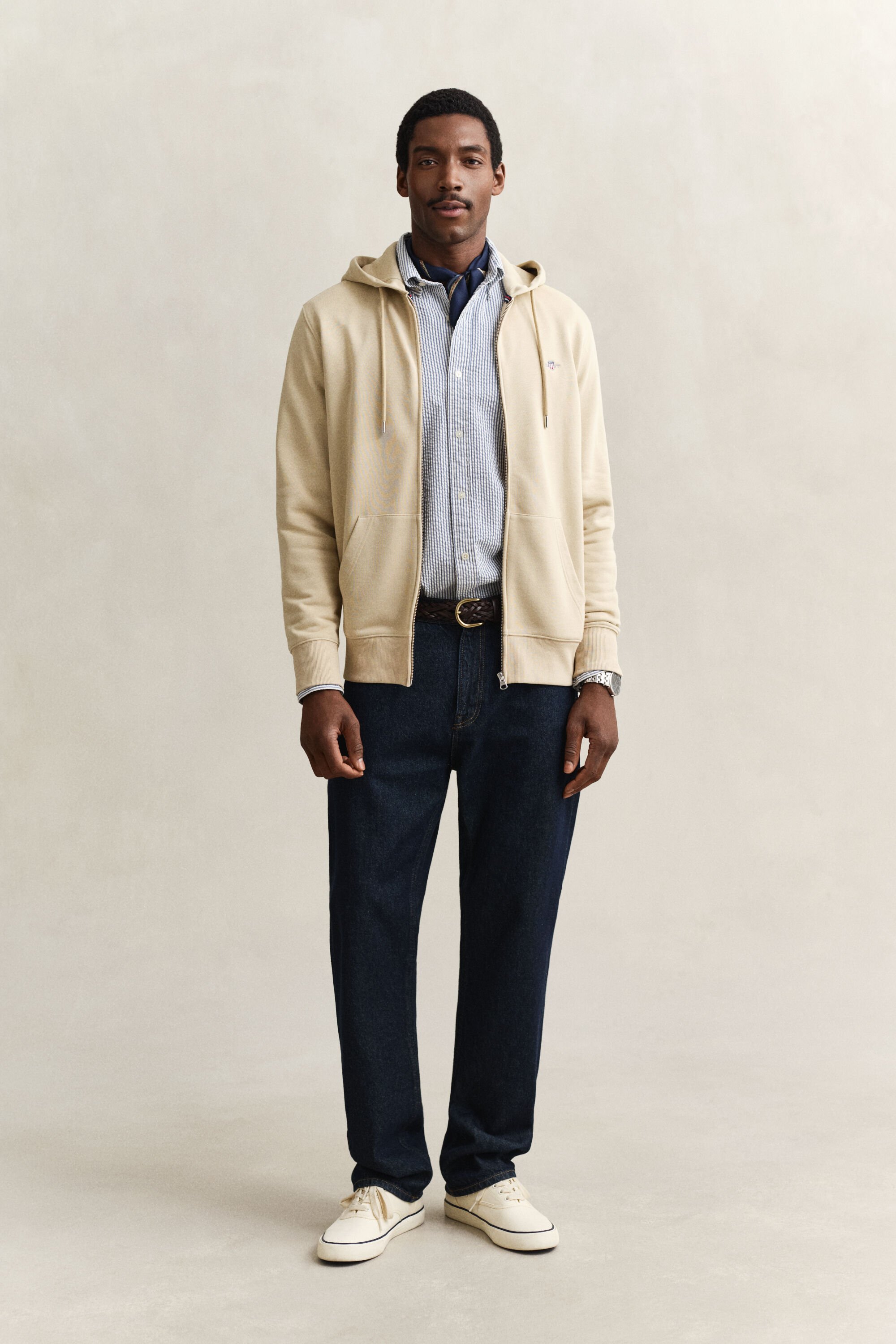 Sweatshirt com capuz e fecho Shield