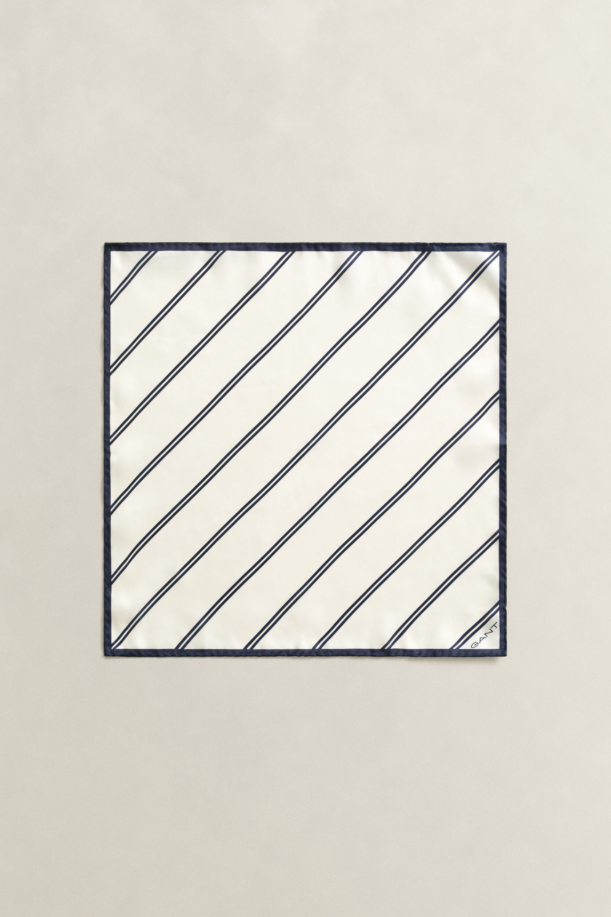 Lenço de bolso às riscas