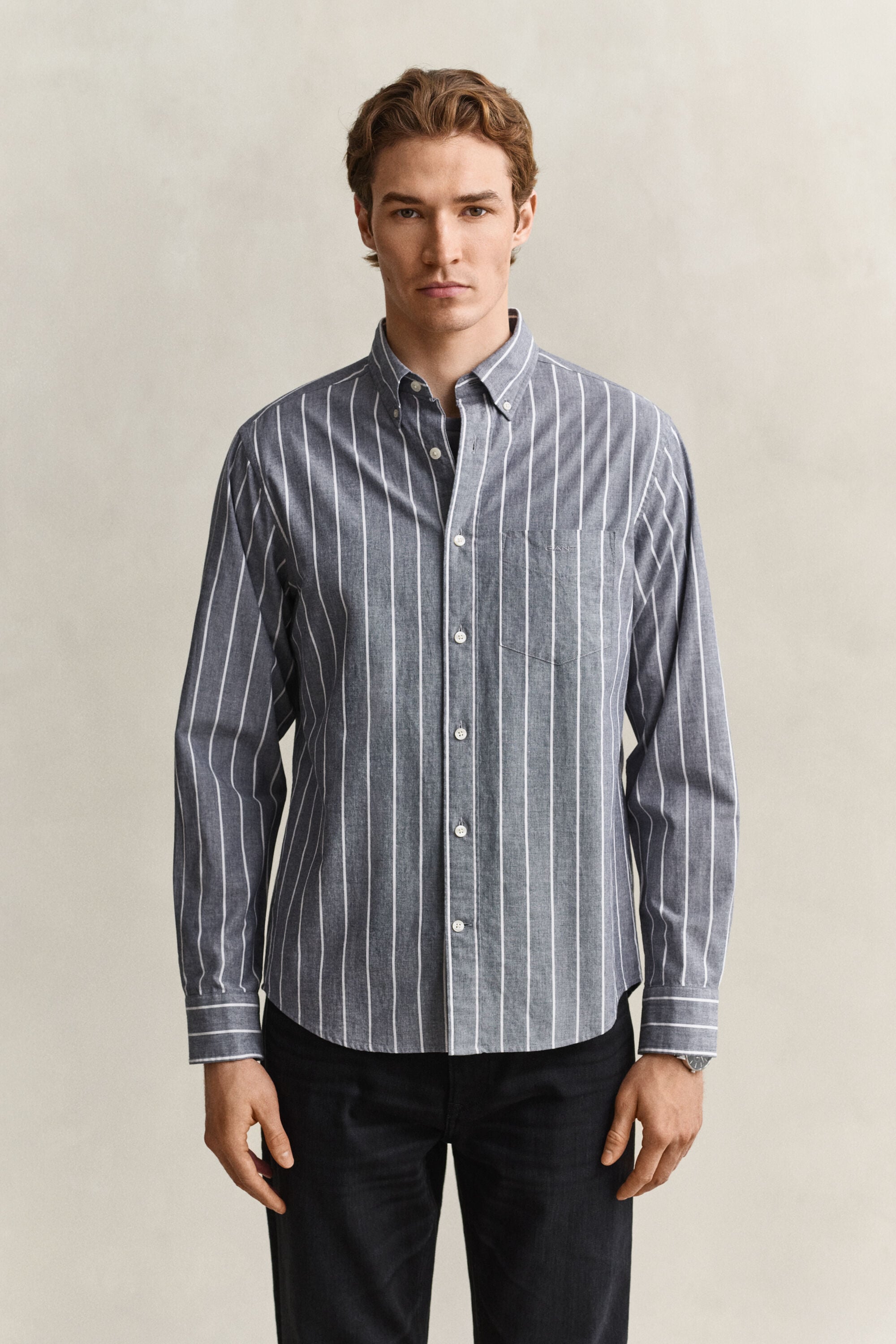 Camisa em popelina e mistura de tecidos às riscas