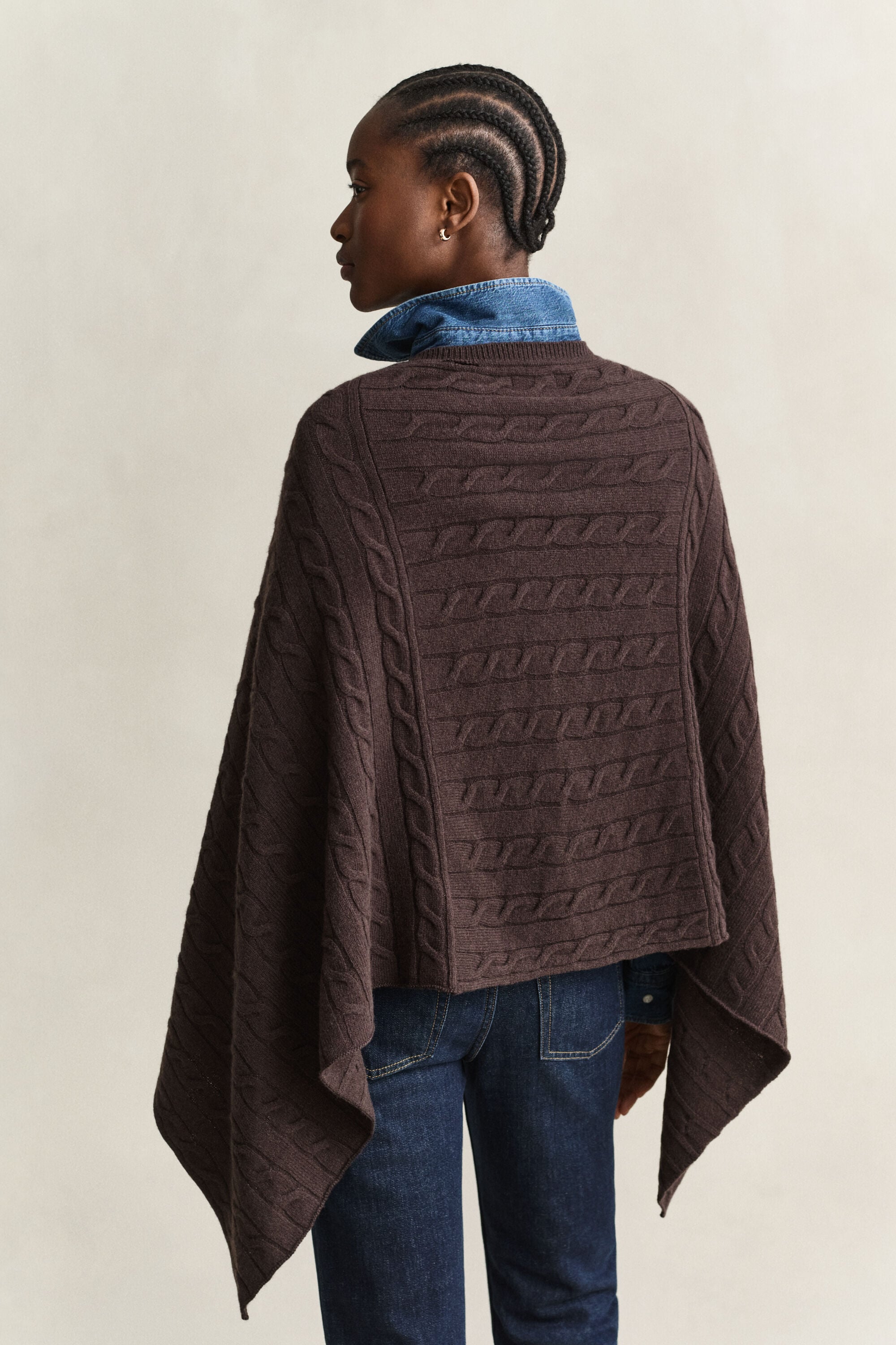 Poncho em malha entrançada de lã