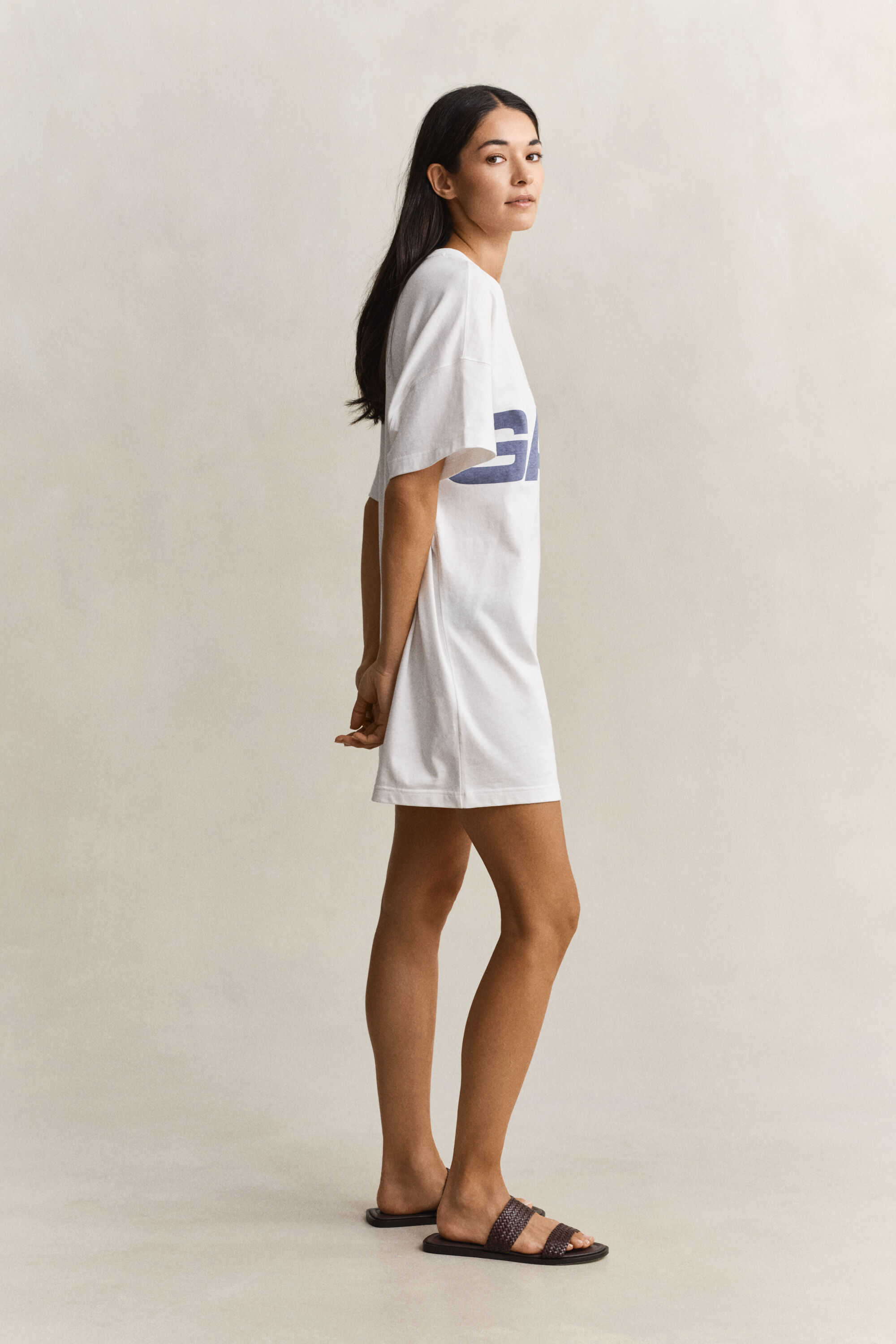 Vestido tipo t-shirt com grafismo estampado