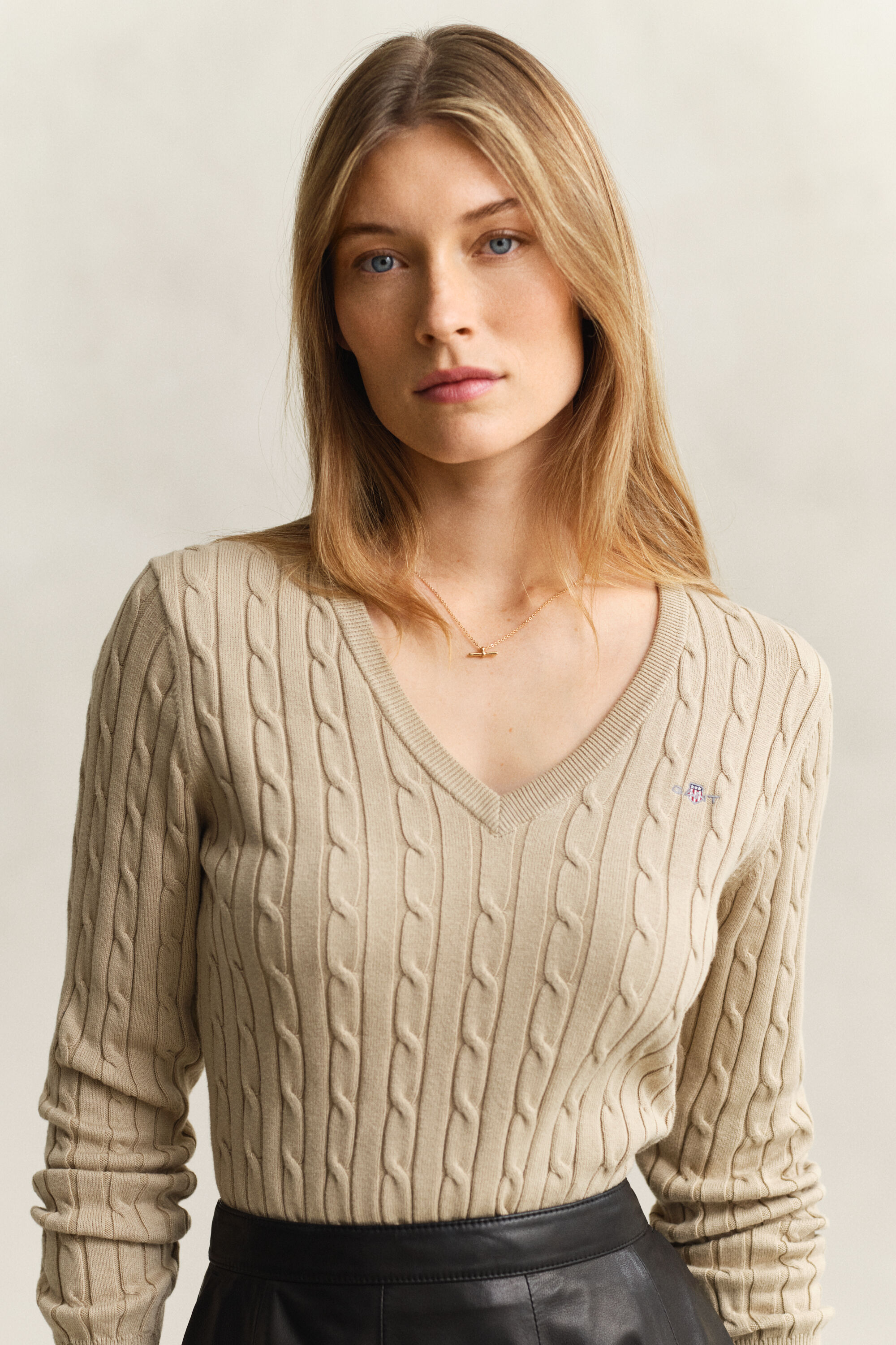 Pullover com decote em V em malha entrançada