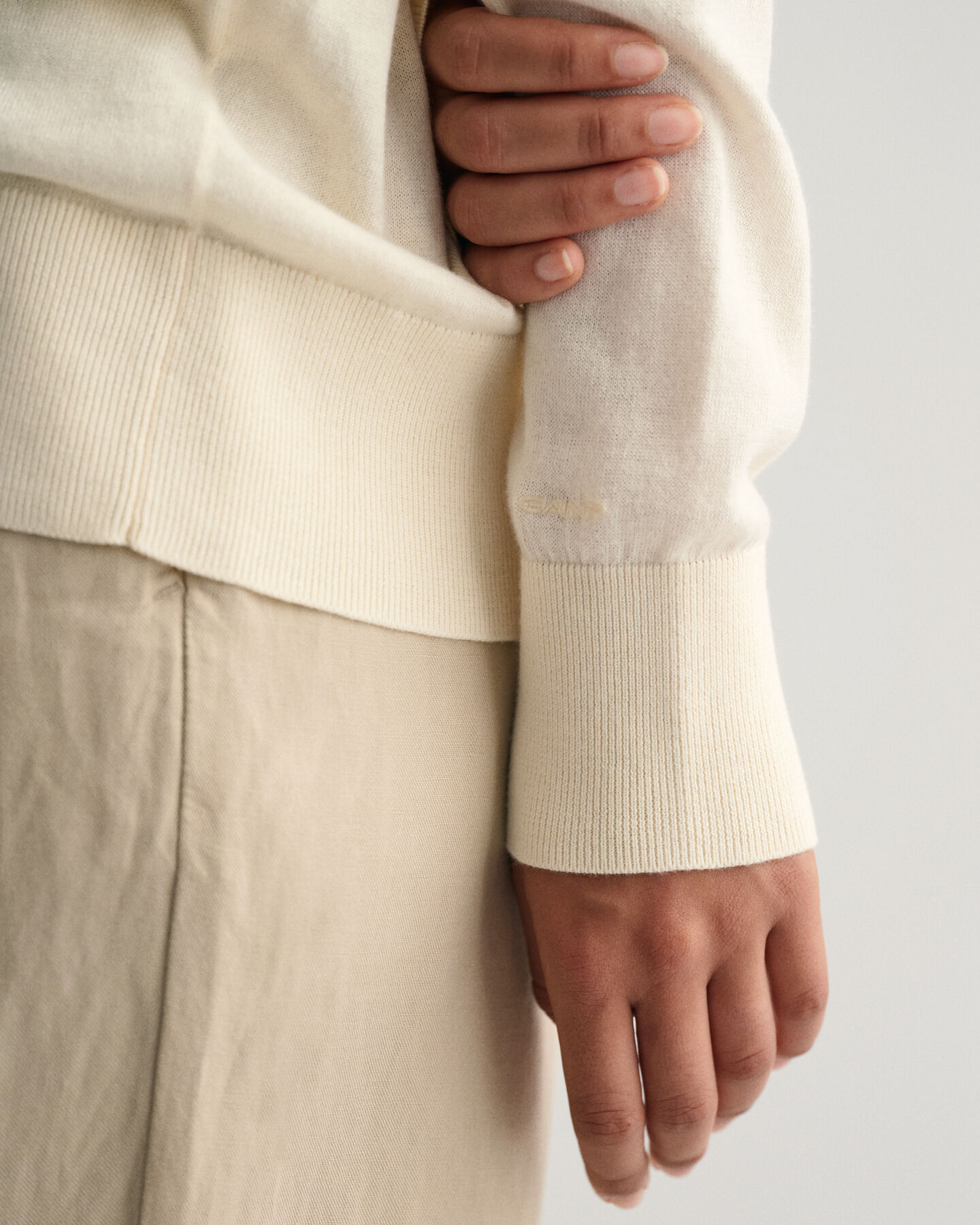 Sweatshirt com decote em V em malha fina