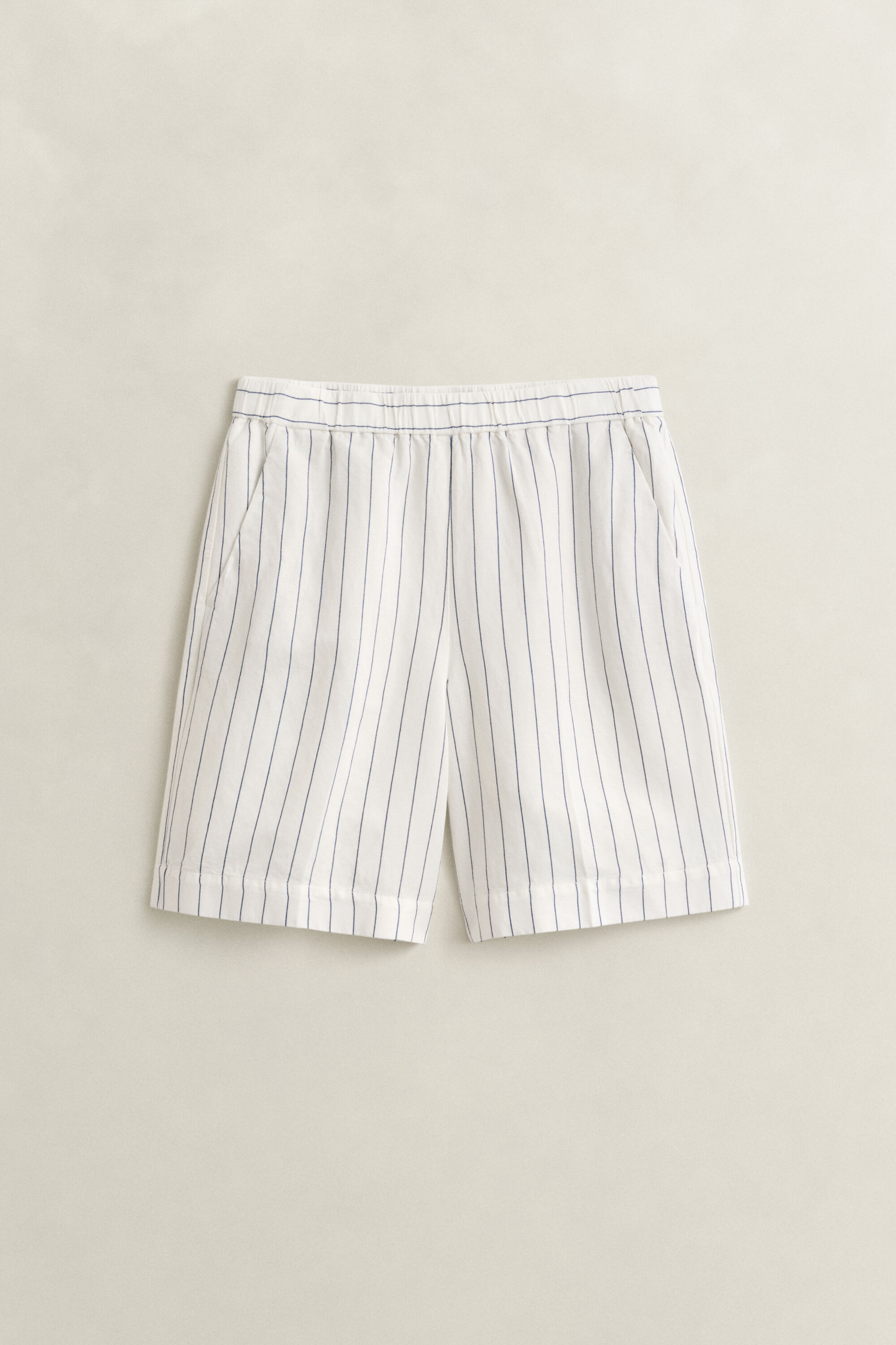 Calções em mistura de linho às riscas