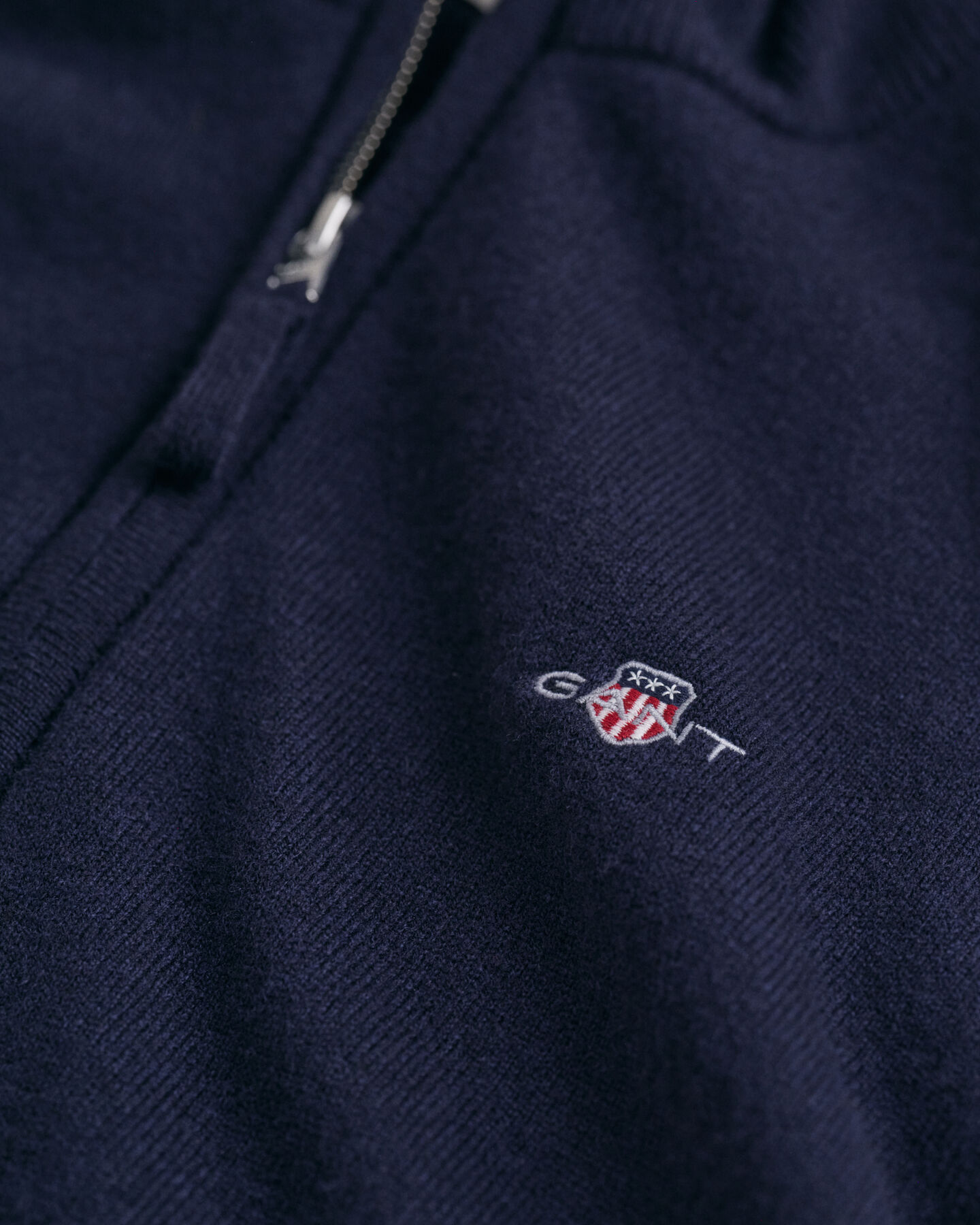 Casaco de malha com fecho em lã extrafina