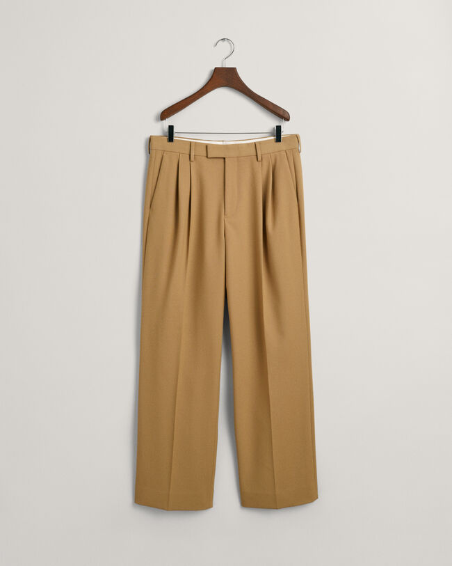 Calças com pregas e perna larga