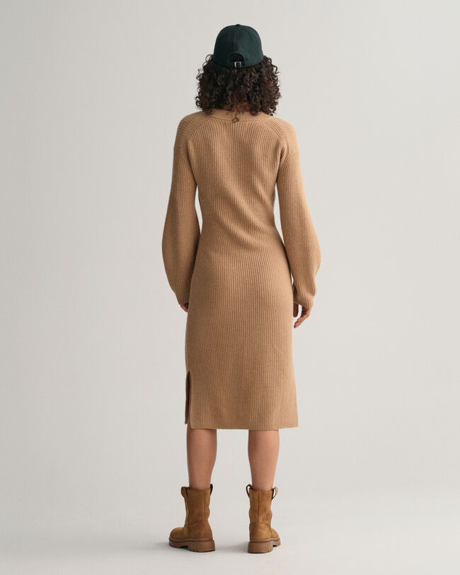 Vestido com decote em V em l&atilde; canelada