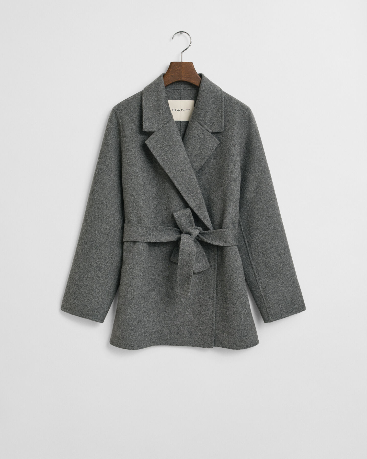 Casaco com cinto cosido à mão