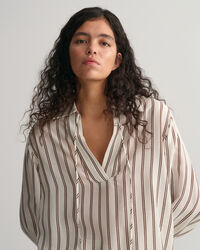 Blusa com decote em V &agrave;s riscas