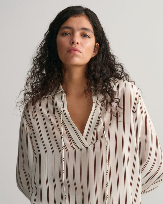 Blusa com decote em V &agrave;s riscas