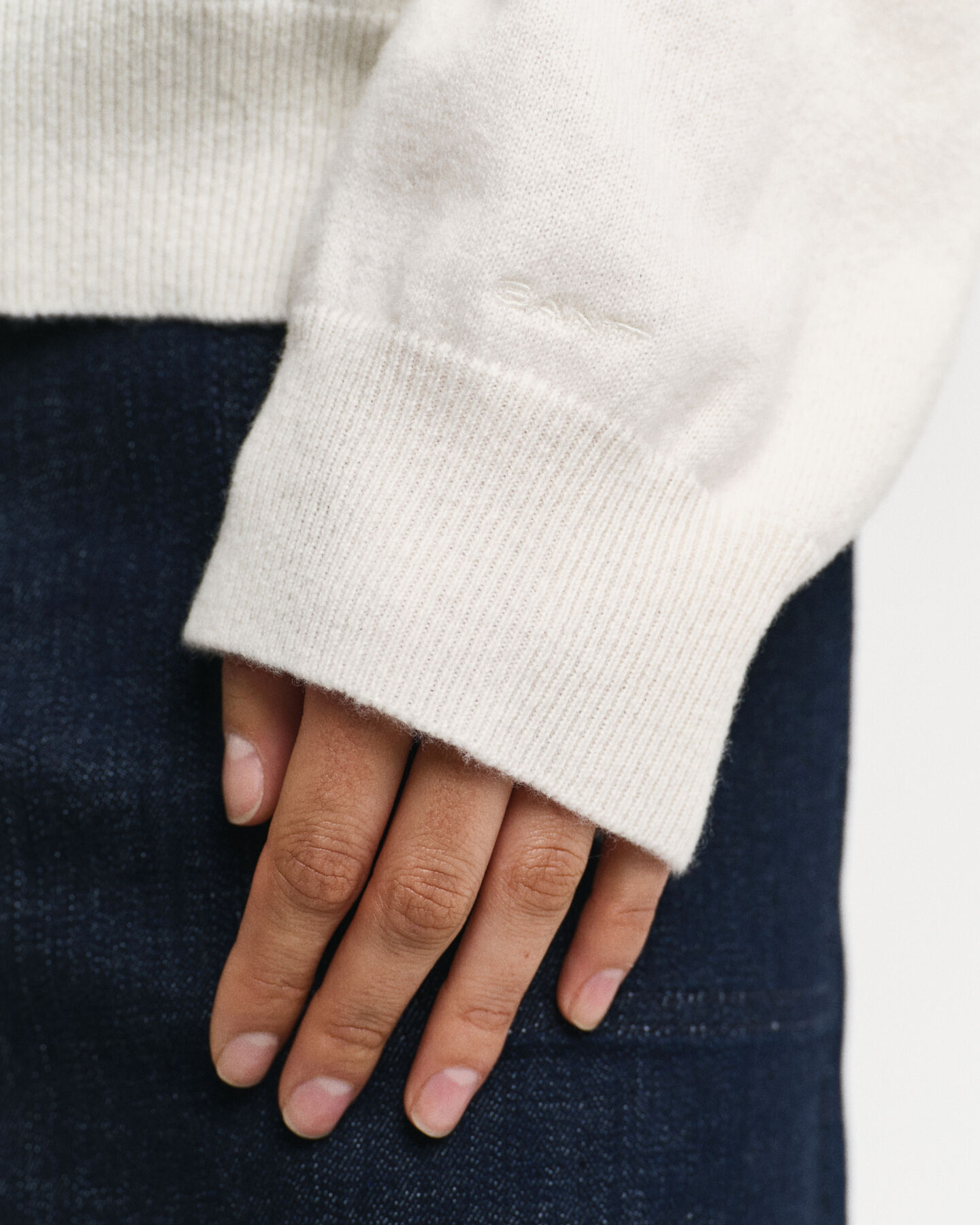 Camisola de malha com decote redondo em l&atilde; extrafina