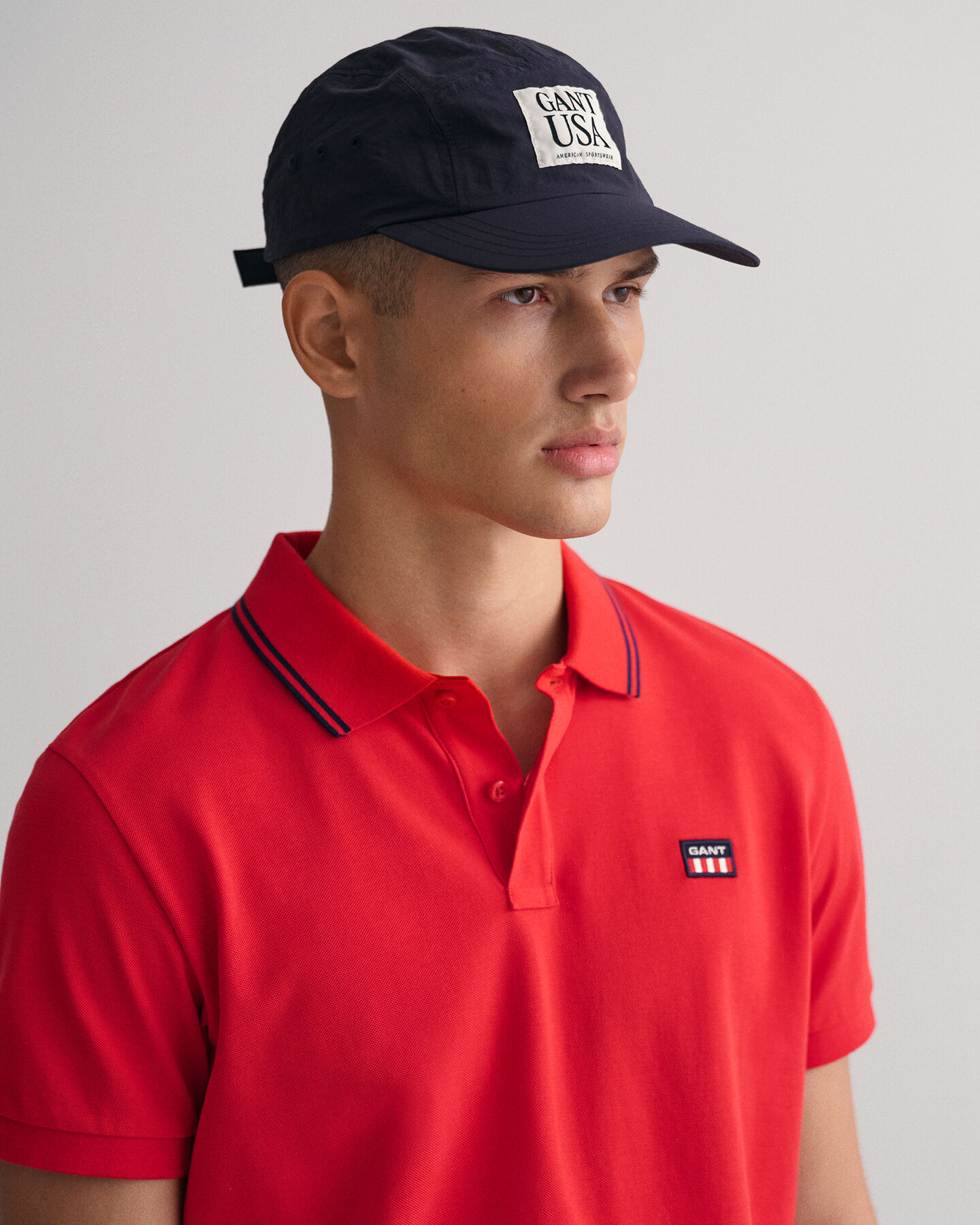 Polo em algodão piqué com colarinho contrastante às riscas