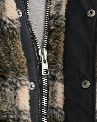 Polar com fecho de correr axadrezado