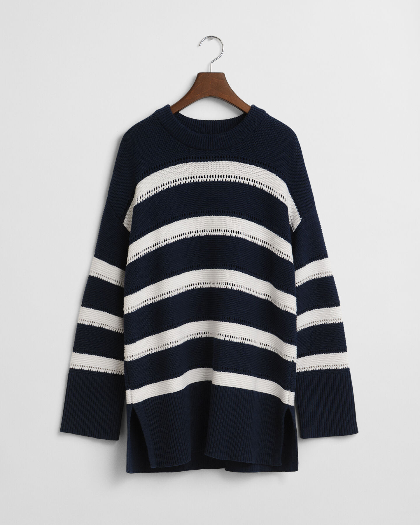 Camisola de malha texturizada às riscas com decote redondo