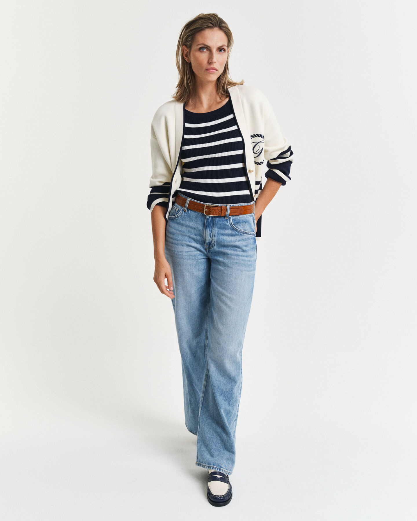 Top em malha canelada às riscas com ombros descobertos