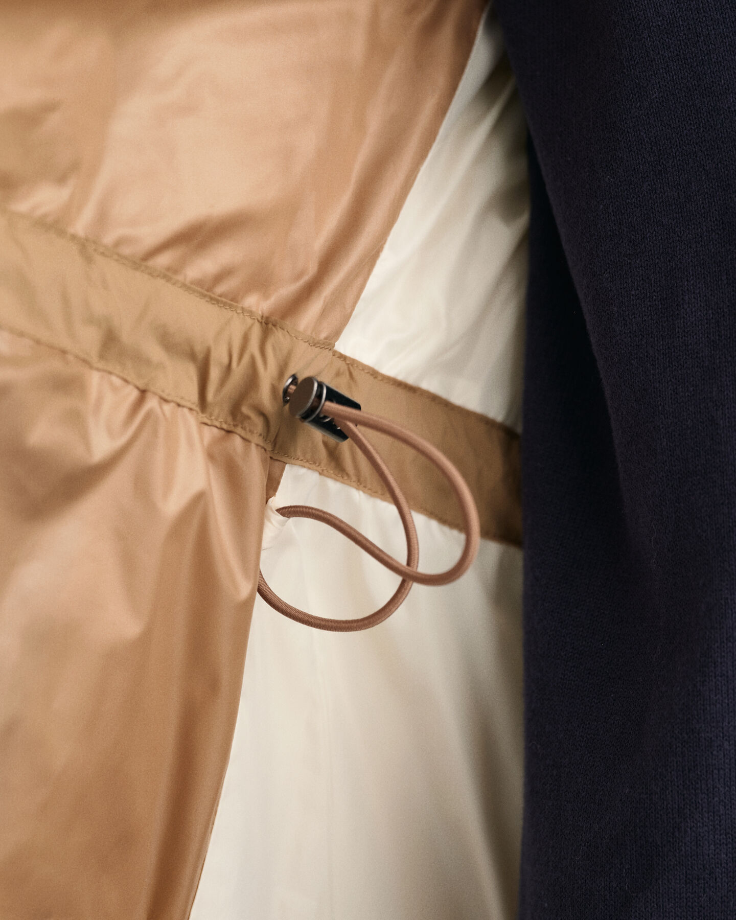 Blusão de penas com comprimento médio