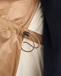 Blusão de penas com comprimento médio