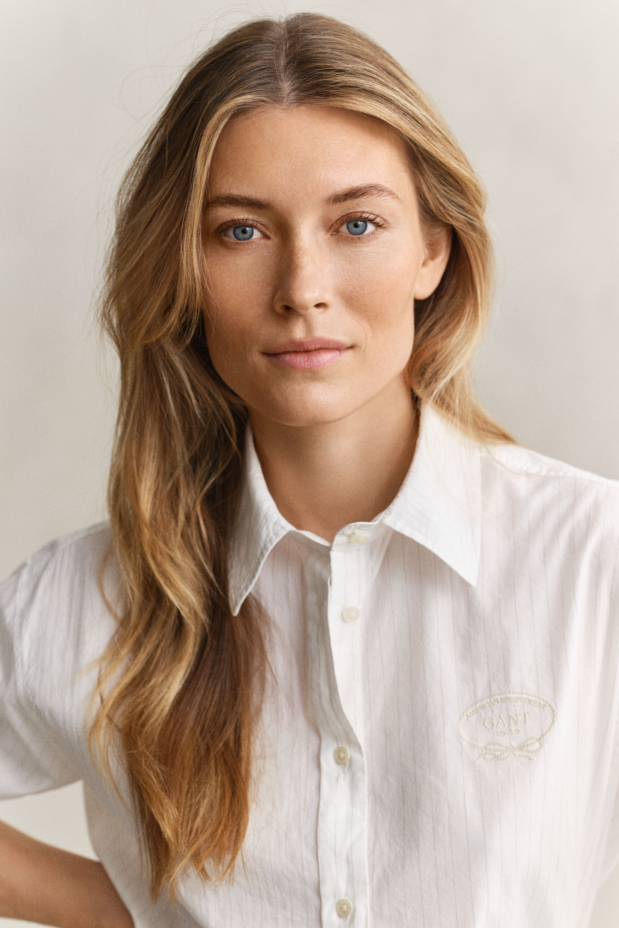 Camisa bordada às riscas