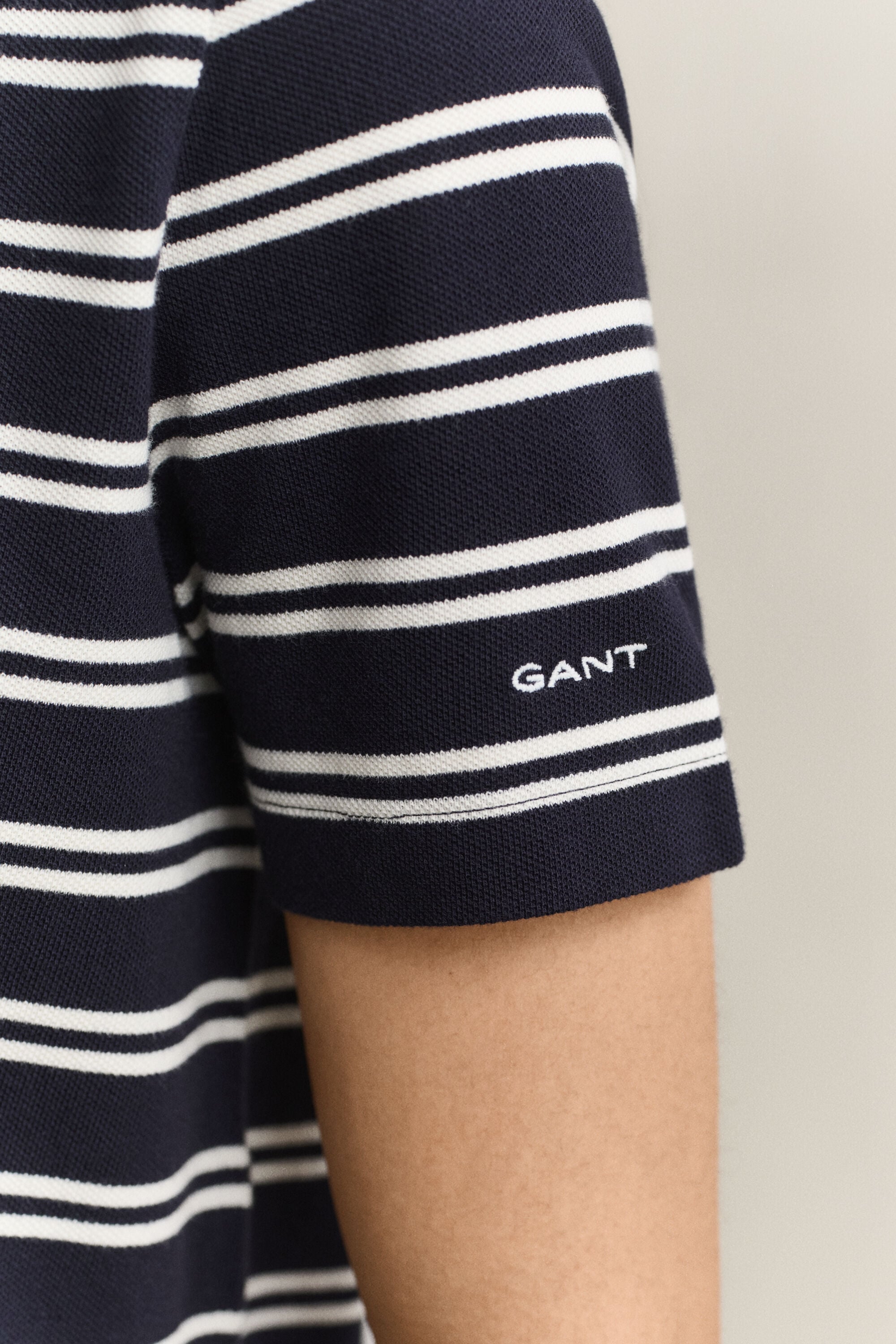 Camisola tipo polo em algodão piqué às riscas