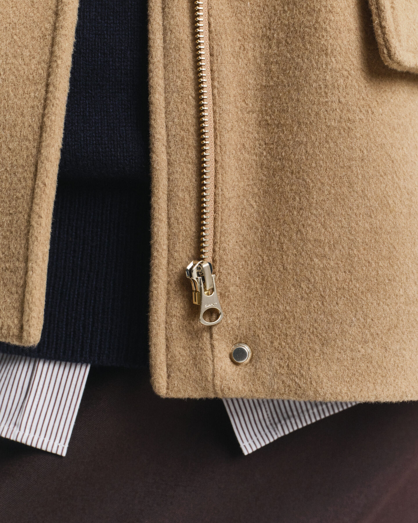 Casaco curto em lã com fecho de correr