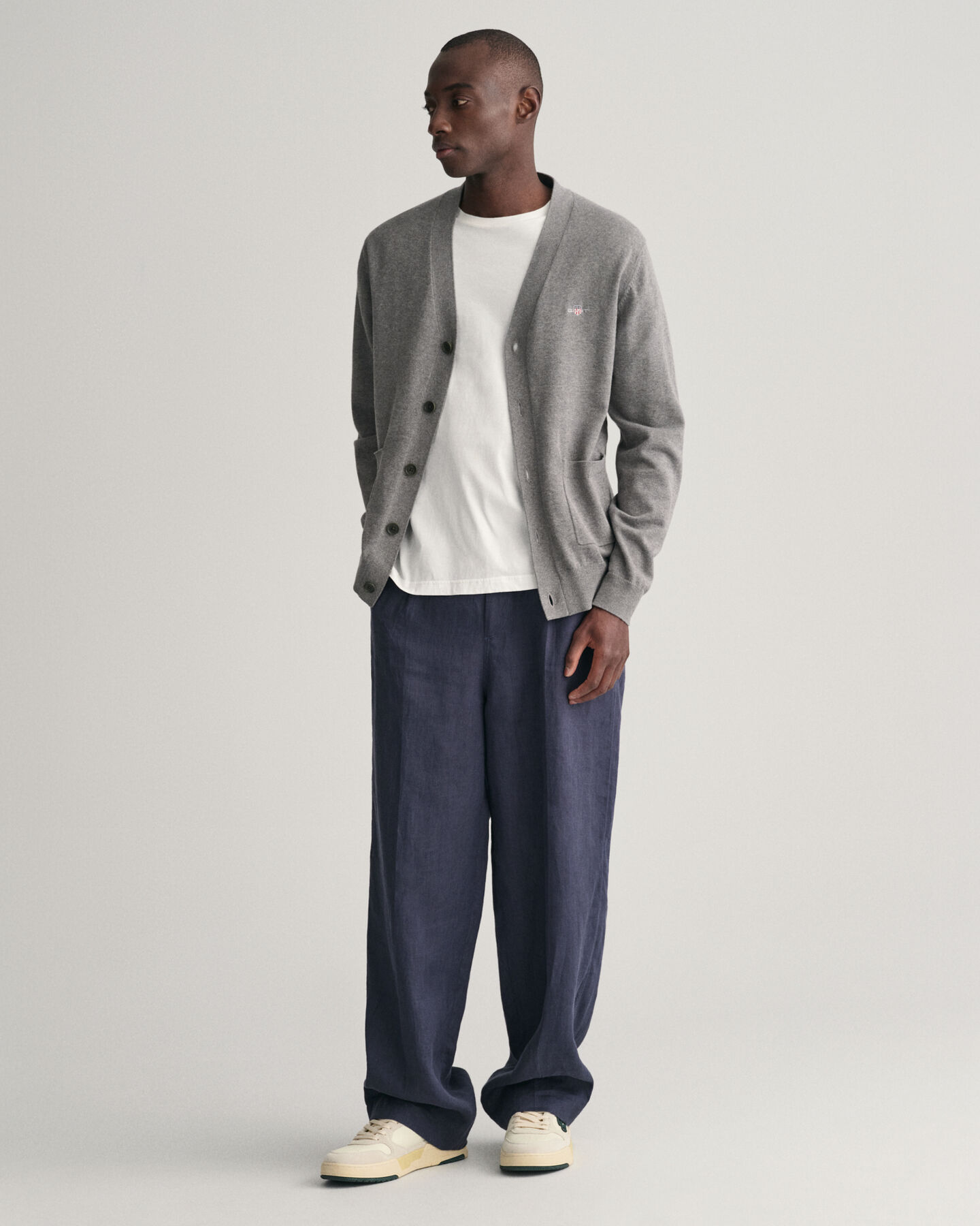 Casaco de malha com decote em V de algodão clássico