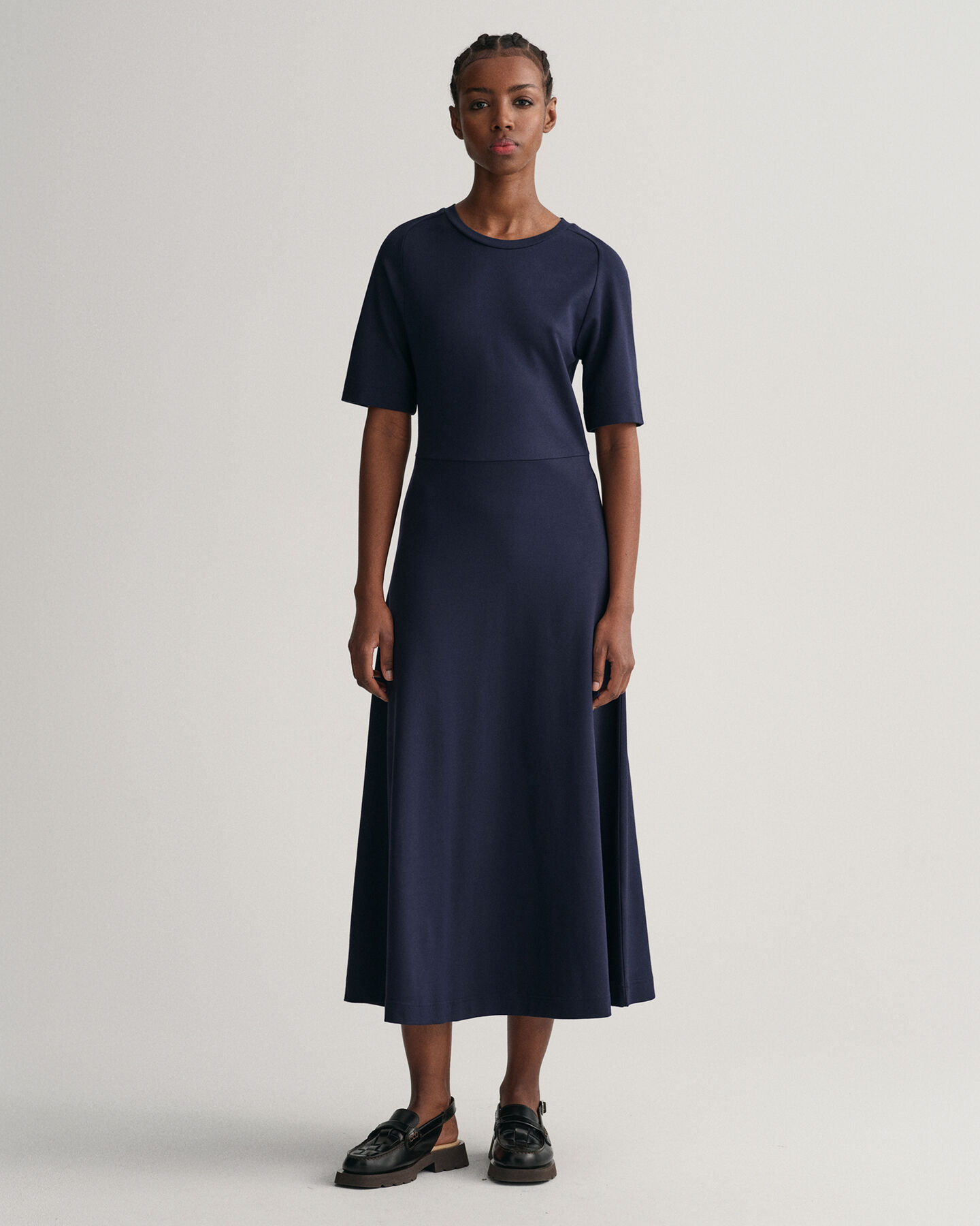 Vestido com decote redondo de manga curta evas&ecirc;