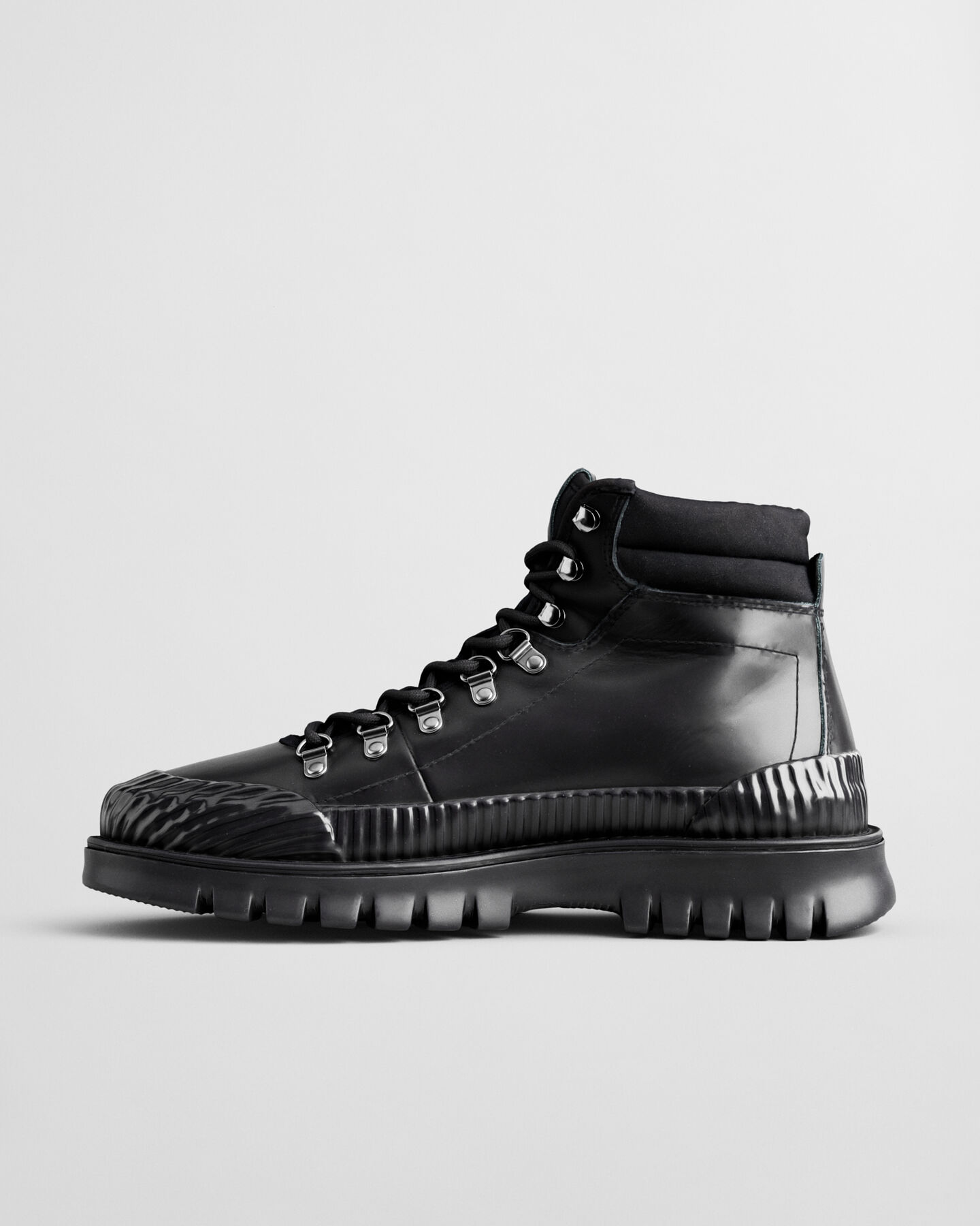 Botas de cano m&eacute;dio em pele Nebrada