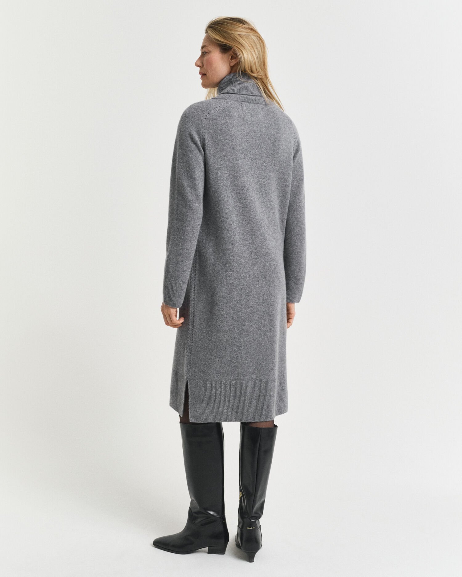 Vestido com gola alta e detalhe de malha