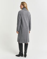 Vestido com gola alta e detalhe de malha