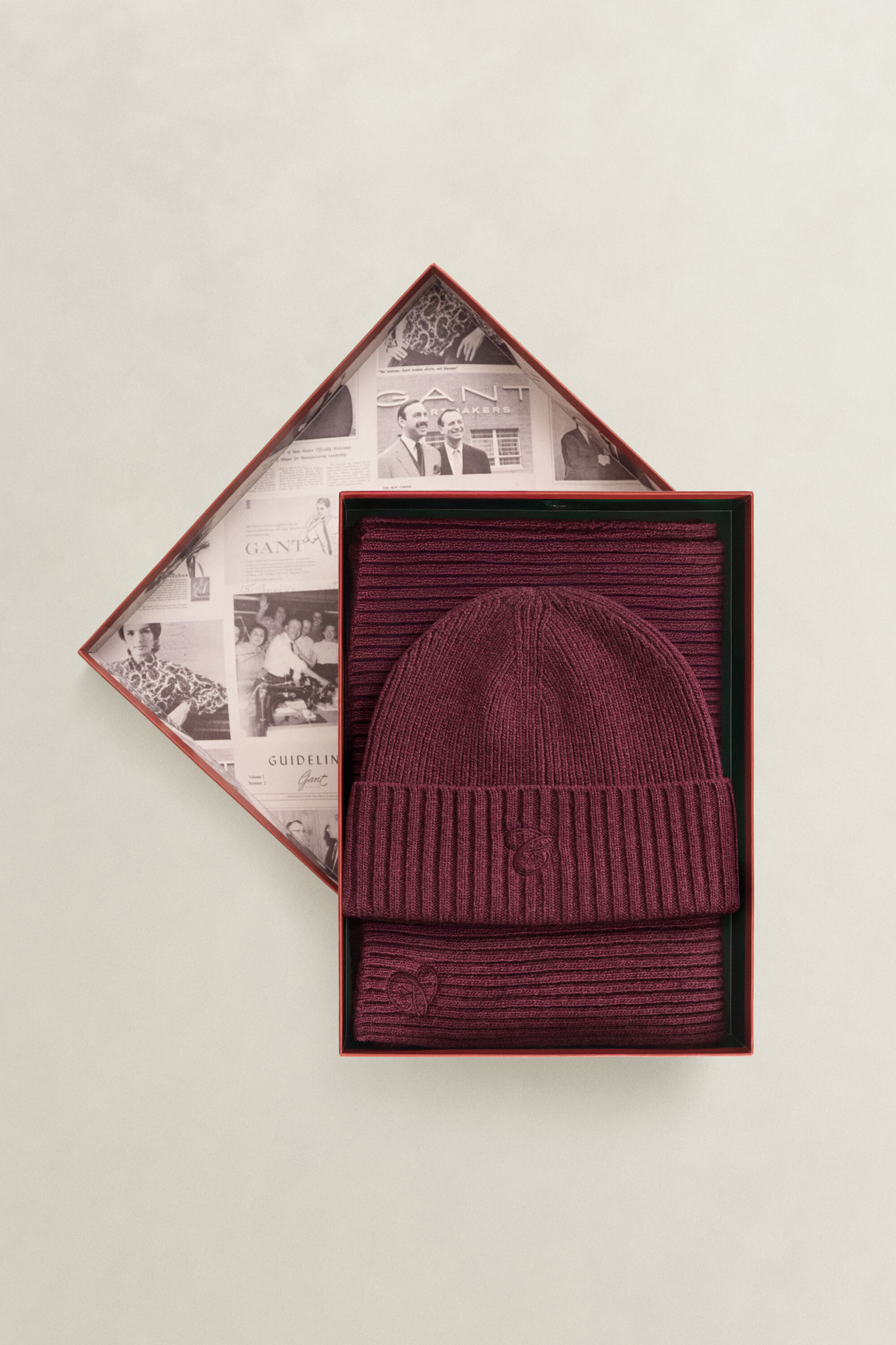 Conjunto de oferta com gorro e cachecol bordado