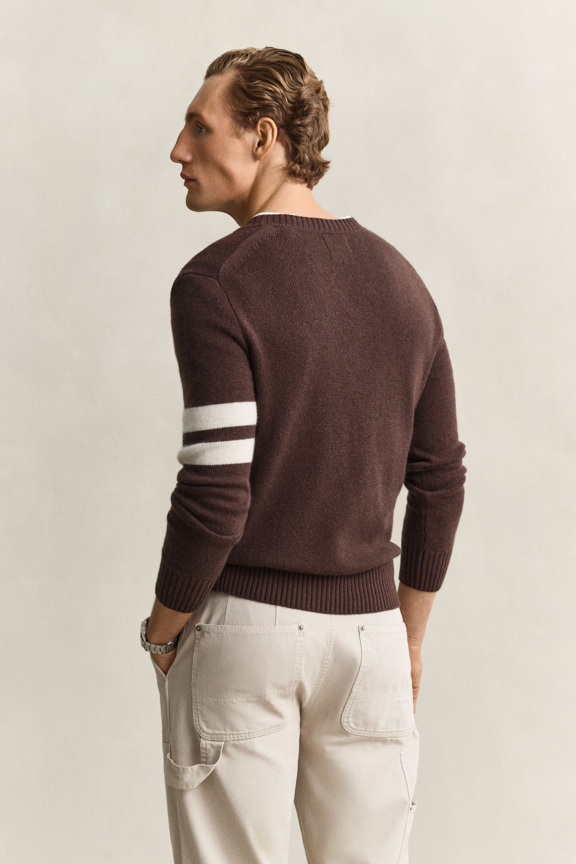 Pullover com decote em V em caxemira às riscas