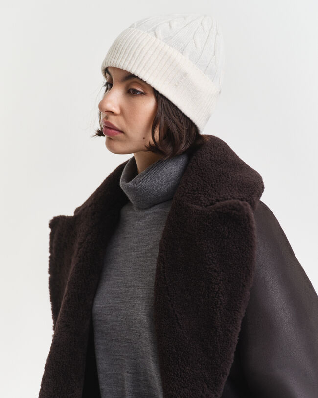 Gorro em malha entrançada de lã