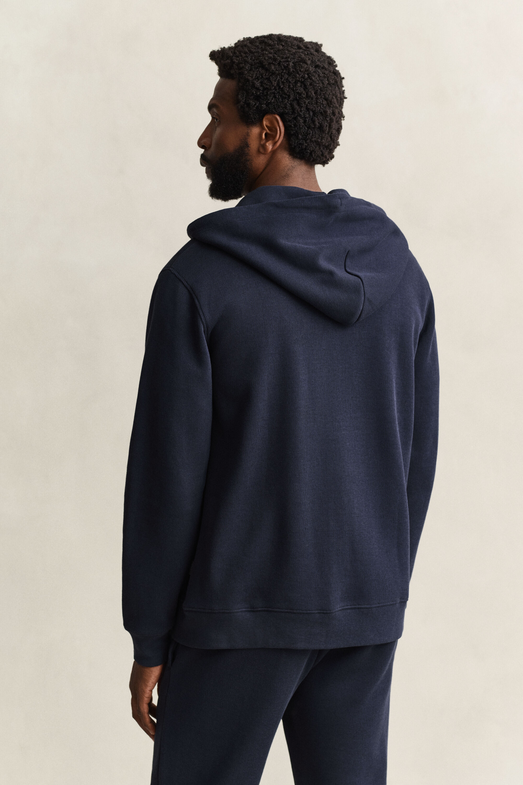 Sweatshirt com capuz e fecho de correr