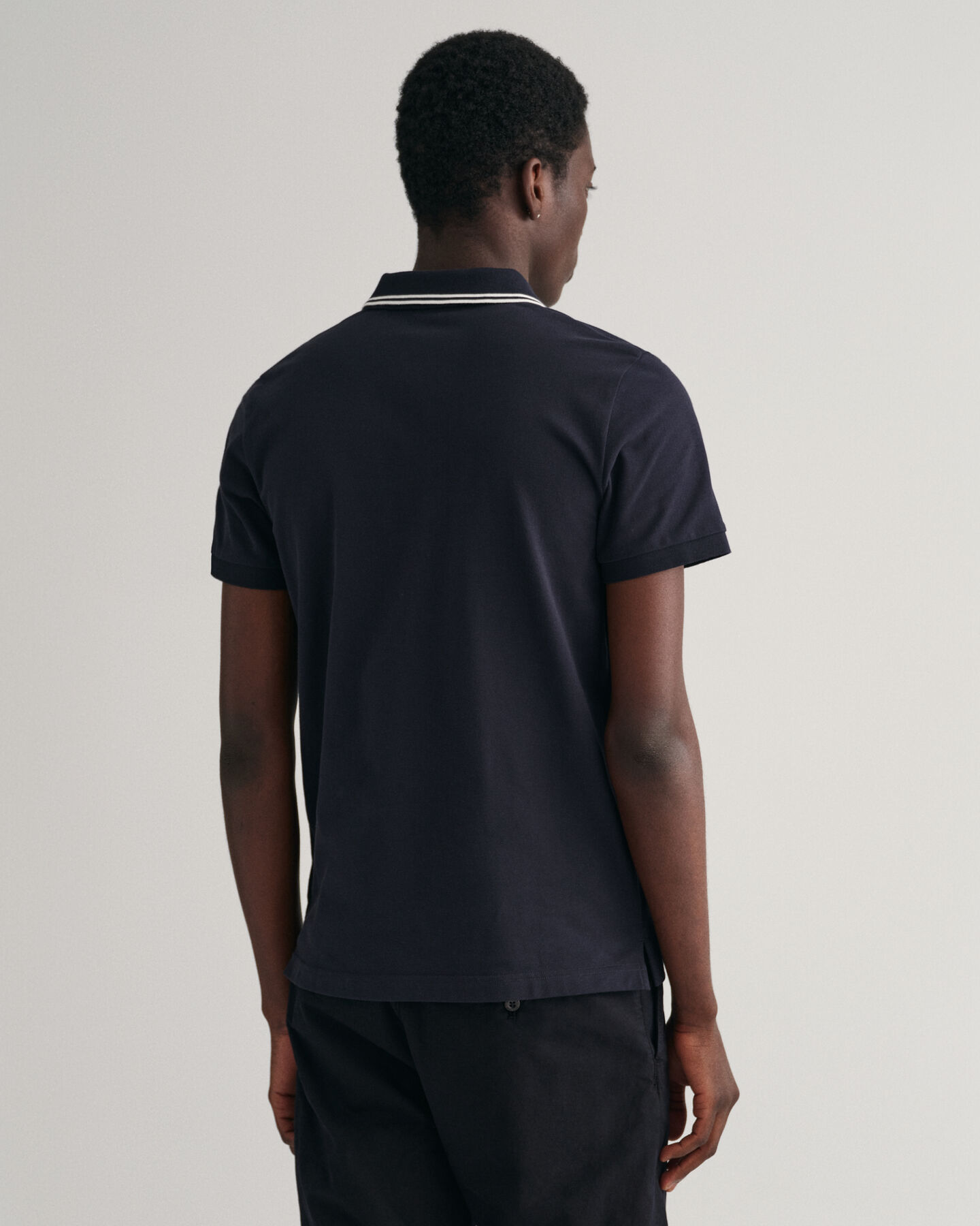 Polo em algod&atilde;o piqu&eacute; com colarinho contrastante &agrave;s riscas