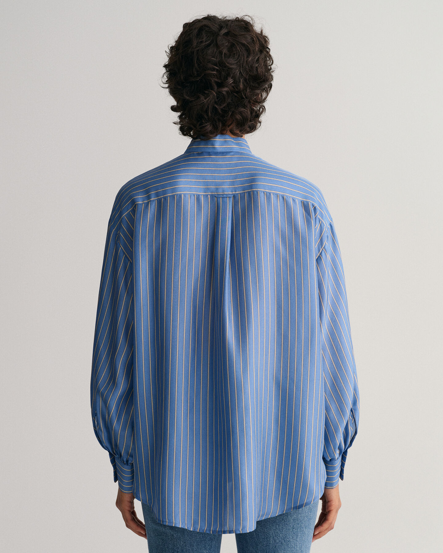 Blusa em seda às riscas com laço