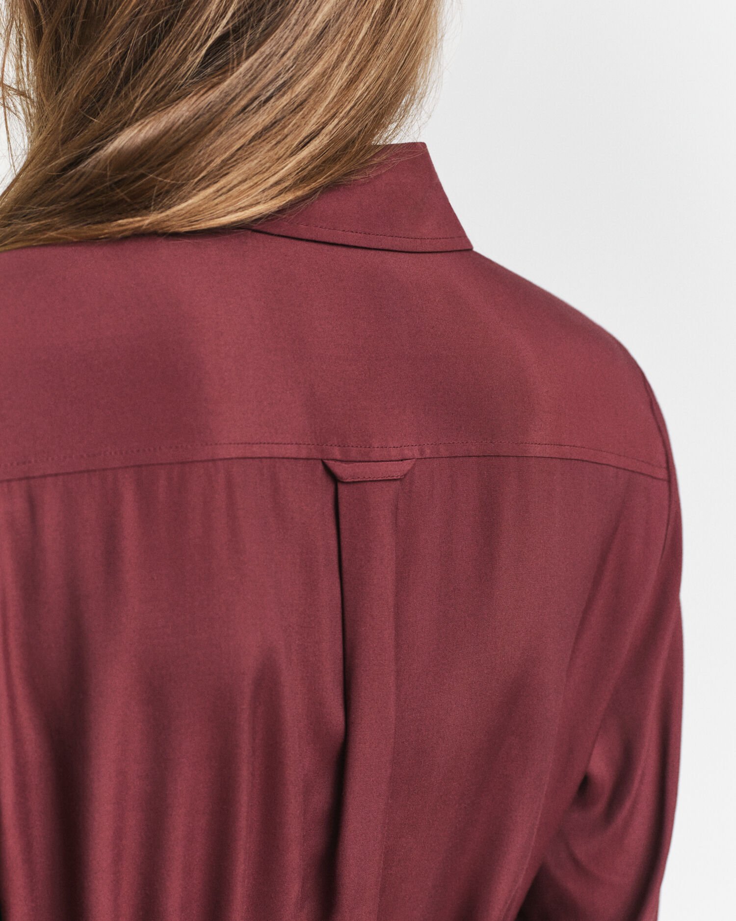 Vestido-camisa em viscose com comprimento médio